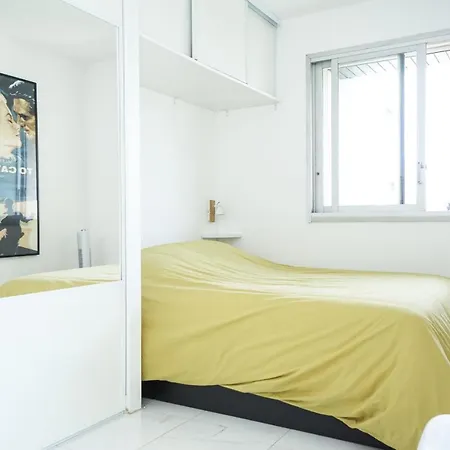 Nice Bright Apartment With Balcony In Paris